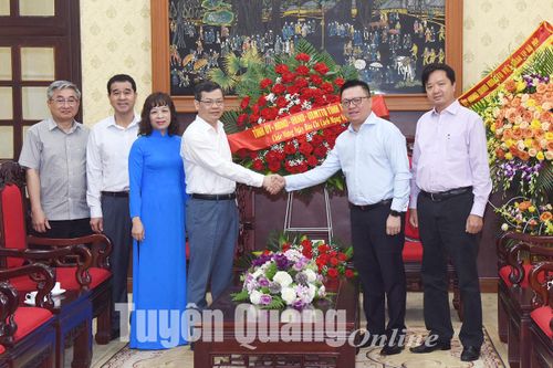 Chủ tịch UBND tỉnh Nguyễn Văn Sơn chúc mừng Báo Nhân Dân, Đài Tiếng nói Việt Nam