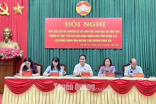 Đồng chí Phó Chủ tịch UBND tỉnh Hoàng Việt Phương tiếp xúc cử tri tại Sơn Dương