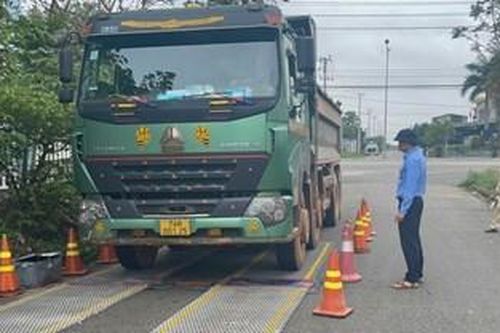 Thu gần 2,7 tỷ đồng tiền phạt xe quá tải trọng