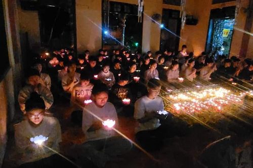 Đắk Lắk: Hơn 150 học sinh về chùa Quảng Trạch (H.Lắk) dự lễ cầu nguyện tiếp sức mùa thi