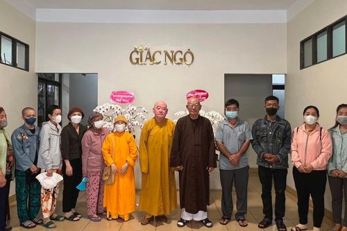 Ban Từ thiện xã hội báo Giác Ngộ trao tiền bạn đọc ủng hộ bệnh nhân và cúng dường các chùa