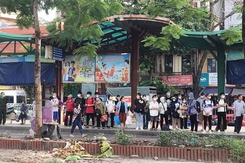 Hà Nội: Các trạm chờ xe buýt xuống cấp nghiêm trọng