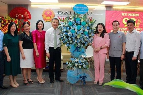 Lãnh đạo Đảng, Nhà nước, cơ quan của Quốc hội gửi lẵng hoa, chúc mừng Báo Đại biểu Nhân dân