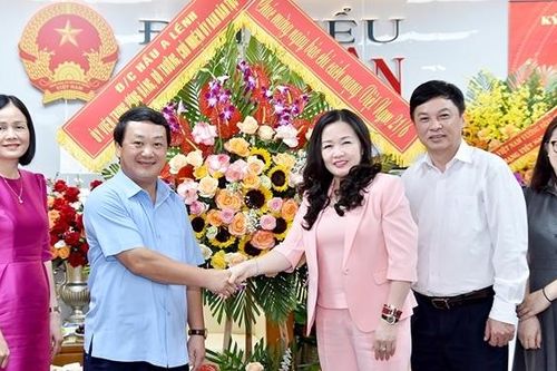 Bộ trưởng, Chủ nhiệm Ủy ban Dân tộc Hầu A Lềnh thăm và chúc mừng Báo Đại biểu Nhân dân