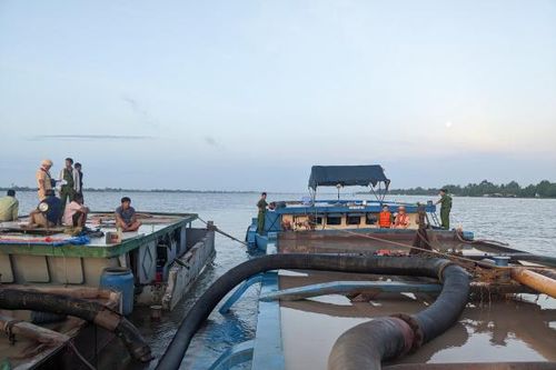 Những cuộc truy bắt 'cát tặc' trên sông ở miền Tây Nam Bộ