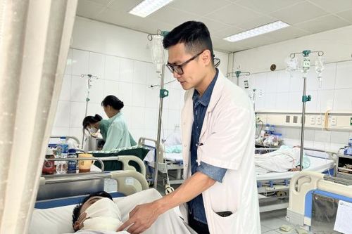 Cứu nam công nhân bị xà beng đâm xuyên cổ