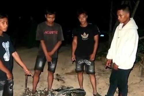 Nhóm thiếu niên đốt chiếc xe máy trộm được vì không thể mở khóa
