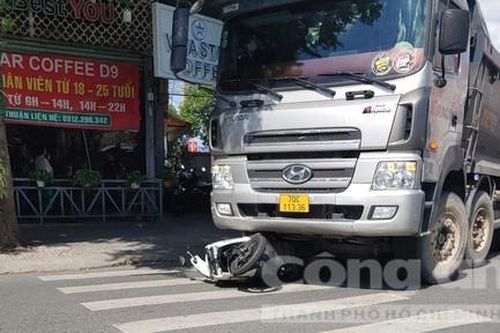 Xe ben ôm cua cán chết người đi xe máy ở TPHCM