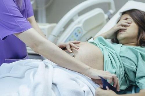 Rủi ro sức khỏe khi mang thai ở tuổi mãn kinh