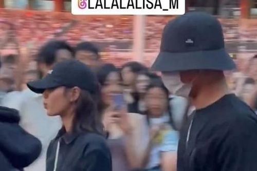 Soi trang phục Lisa và Park Bo Gum đi xem concert: Diện đồ đôi hay chỉ là quảng cáo?