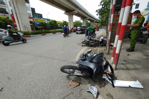 Hai xe máy va chạm trên đường Hoàng Cầu, 3 người bị thương nặng