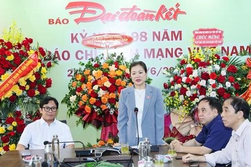 Phó Chủ tịch Trương Thị Ngọc Ánh chúc mừng báo Đại Đoàn Kết