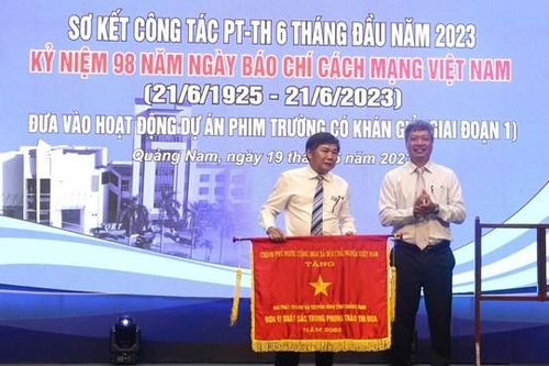 Đài PT-TH Quảng Nam đón nhận Cờ thi đua của Chính phủ