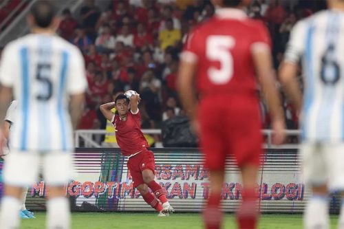 Hậu vệ ĐT Indonesia ném biên khiến thủ môn Argentina cứu thua vất vả