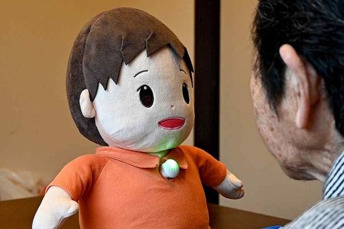 Viện dưỡng lão Nhật dùng robot để làm bạn với người già