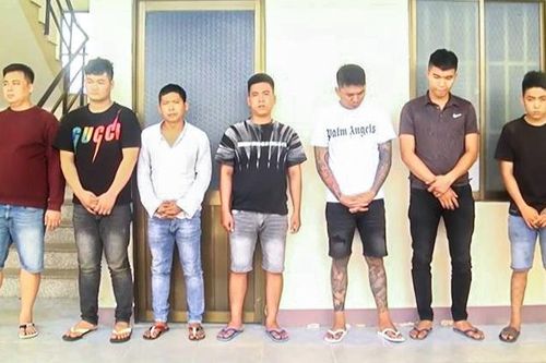 Nhóm nghi phạm dùng súng và mã tấu truy đuổi tại tiệm cầm đồ