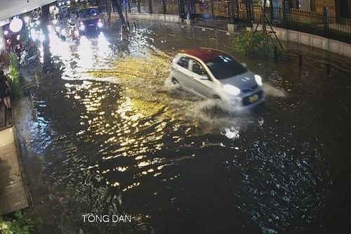 Hà Nội: Mưa xối xả gây ngập nhiều tuyến phố đúng giờ cao điểm tan tầm