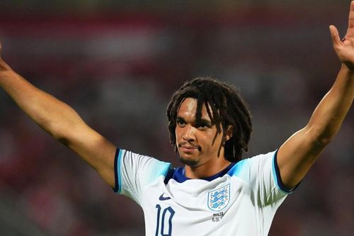 Tỏa sáng ở vị trí 'lạ' tại ĐT Anh, Alexander-Arnold là lời giải cho Klopp mùa tới