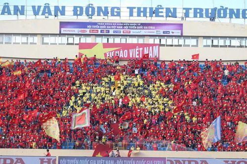 CĐV Việt Nam gây ấn tượng cực mạnh với màn xếp cờ đỏ sao vàng khổng lồ trên sân Thiên Trường