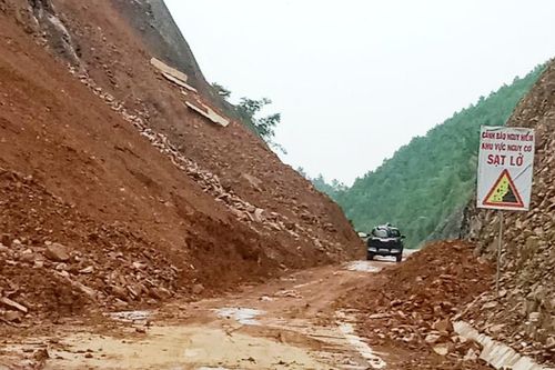 Sạt lở tại đèo So trên quốc lộ 3C diễn biến phức tạp