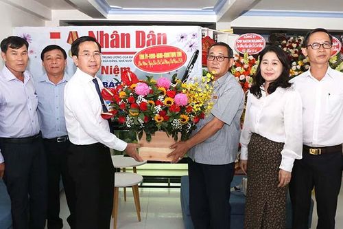 Thường trực Tỉnh ủy Ninh Thuận thăm, chúc mừng Văn phòng đại diện Báo Nhân Dân