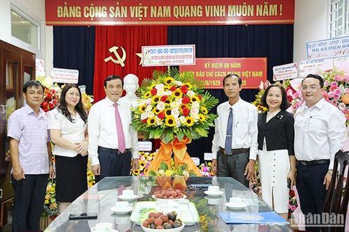 Bí thư Tỉnh ủy Quảng Nam thăm, chúc mừng Văn phòng đại diện Báo Nhân Dân