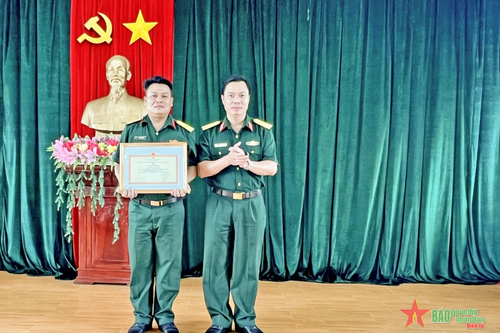 Thiếu tá Bùi Tấn Trình dũng cảm cứu người
