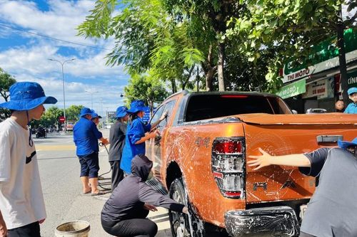 'Rửa xe gây quỹ' tiếp sức trẻ em nghèo