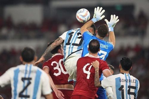 Indonesia đá 'thô bạo', cầu thủ Argentina bực dọc