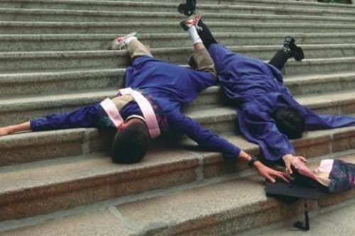 Sinh viên Trung Quốc gây sốt với những bức ảnh lo lắng việc làm