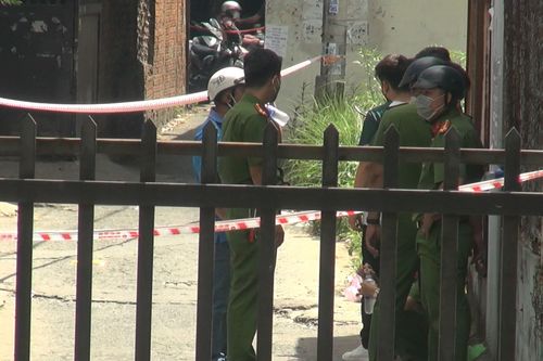 Thi thể nữ giới đang phân hủy ở bãi đất trống tại TPHCM