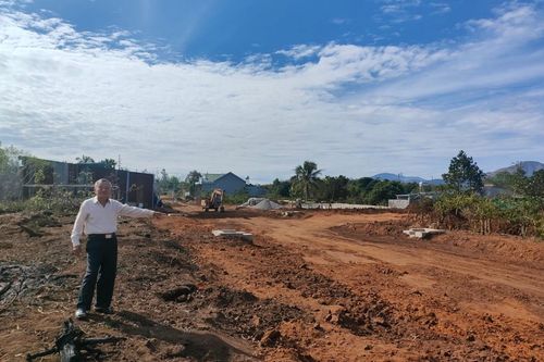 Kon Tum khen thưởng người dân hiến đất làm đường