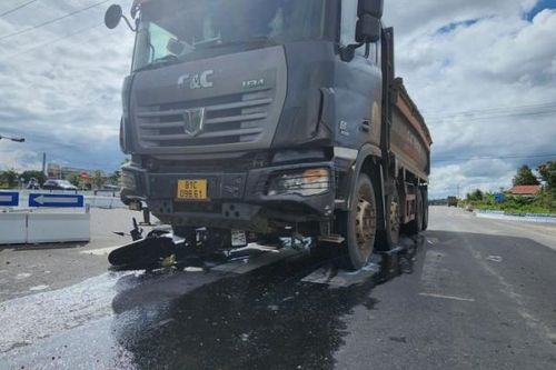 Kon Tum: Lọt vào gầm xe tải, 2 người phụ nữ thương vong
