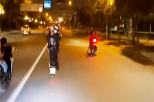 Hà Nội: Khởi tố nhóm sáu thanh thiếu niên 'bốc đầu' xe máy trên nhiều tuyến phố