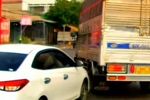 Chạy xe kiểu 'một mình, một đường', xe tải khiến đầu ô tô con hư hỏng nặng