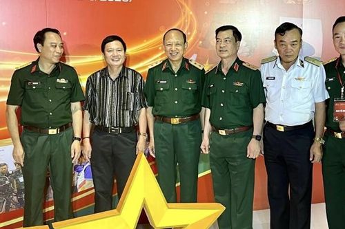 Một vị tướng yêu nghề báo