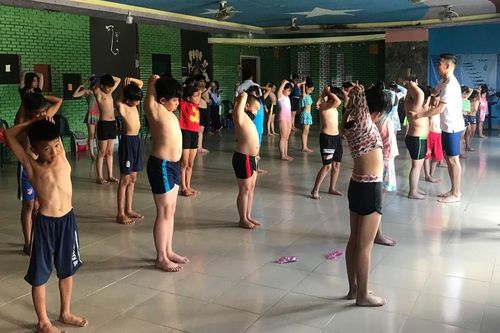 200 thiếu nhi có hoàn cảnh khó khăn ở Đà Lạt được học bơi miễn phí