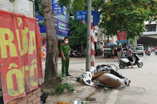Hai xe máy va chạm giữa ngã tư Hà Nội, 3 người bị thương nặng