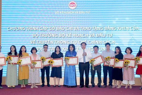 Bộ KH&ĐT trao Bằng khen cho 8 tập thể và 42 cá nhân