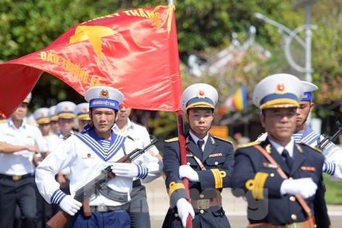 Xúc động lễ chào cờ, hát Quốc ca của hơn 200 sinh viên ưu tú ở Trường Sa