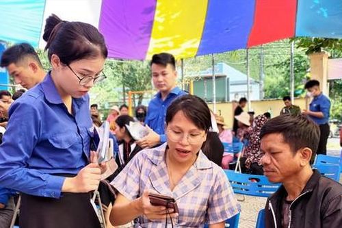 Cùng bà con Cơ Tu chuyển đổi số