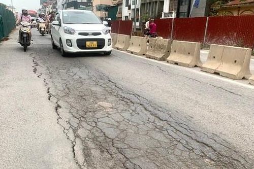 Mặt đường Âu Cơ 'vá chằng vá đụp' sau khi nứt toác