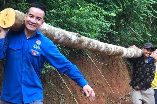 Đoàn viên cùng người dân san đường làm cầu ở xã biên giới