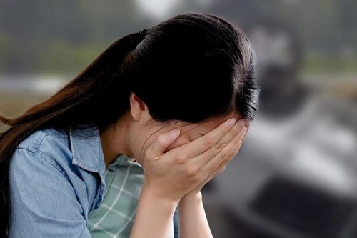 Mẹ giấu tin con gái lớn qua đời, lý do vì con út gây tranh cãi