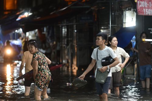 Mưa lớn khiến nhiều phố Hà Nội ngập úng, người dân bì bõm lội nước