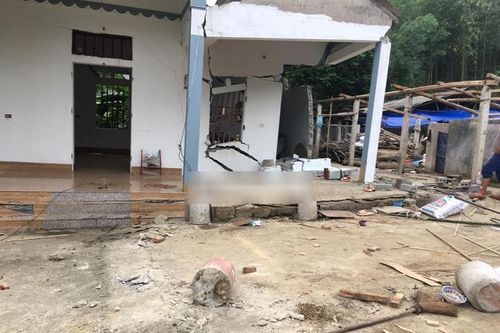 'Hố tử thần' xuất hiện giữa sân khiến nhà dân nứt toác, sụt lún