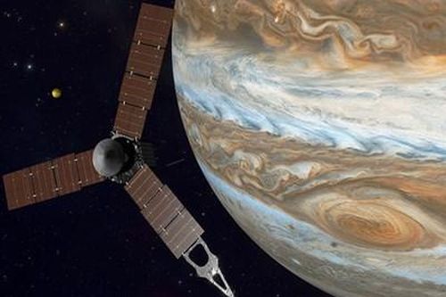 Tàu vũ trụ của NASA chụp được tia sét bí ẩn bên trong cơn bão trên Sao Mộc.