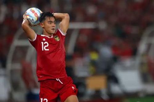 Pha ném biên giúp Indonesia suýt có bàn thắng vào lưới Argentina