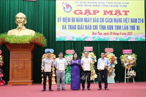 Phóng viên TTXVN giành giải cao nhất tại Giải Báo chí tỉnh Kon Tum