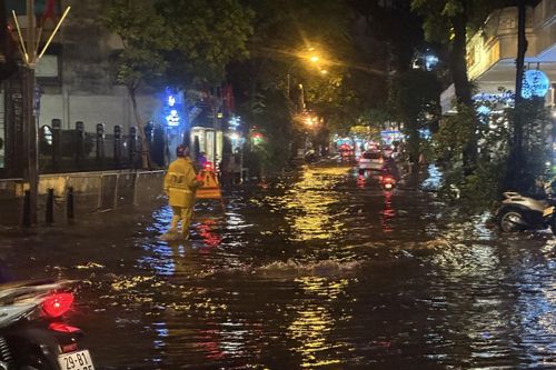 Mưa lớn khiến nhiều tuyến đường Hà Nội ngập nước